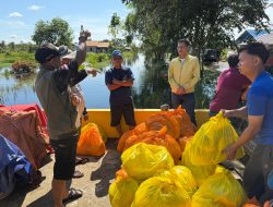 Anggota DPRD Kalsel Fraksi Partai Golkar Achmad Maulana Salurkan Bantuan Sembako di Barito Kuala