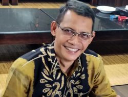 Achmad Maulana Salurkan 300 Paket Sembako untuk Korban Banjir di Tiga Desa Batola