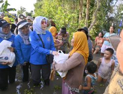 Ketua BKOW Kalsel drg Ellyana Trisna Hasnuryadi Turun ke Tabing Rimbah, Salurkan Bantuan untuk Warga