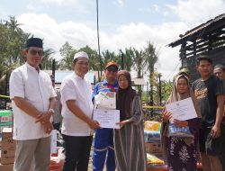Bupati dan Wakil Bupati Balangan Serahkan Bantuan Korban Kebakaran di Desa Galumbang