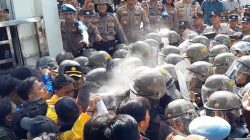 Aksi Semprot Pilox ke Polisi Saat Unjuk Rasa di Depan DPRD Kalsel Dinilai Cederai Demokrasi