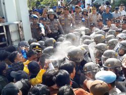 Aksi Semprot Pilox ke Polisi Saat Unjuk Rasa di Depan DPRD Kalsel Dinilai Cederai Demokrasi