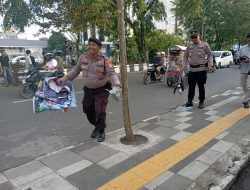Polisi Bersihkan Sampah Sisa Aksi Aliansi BEM di Depan DPRD Kalsel