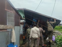 Satpol PP Banjarmasin Bersama SKPD Terkait Tertibkan Bangunan dan Bersihkan Sungai Guring