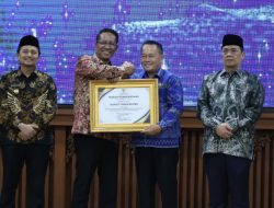 Bupati Andi Rudi Latif Terima Penghargaan Menkum RI