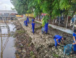 Satpolairud Polresta Banjarmasin Aksi Bersih-Bersih Sungai di Dermaga Banjar Raya