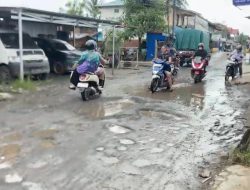 Warga Pekapuran Raya Keluhkan Kerusakan Jalan Tak Kunjung Diperbaiki