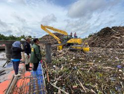 Dapat Kiriman Batang Kayu dari Hulu, Pemkot Banjarmasin Gerak Cepat Mitigasi Amankan Material