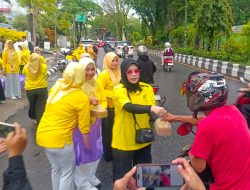 Meski Gerimis, drg Hj Ellyana Hasnuryadi Semangat Berbagi Takjil di Jalan Lambung Mangkurat