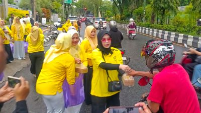 Meski Gerimis, drg Hj Ellyana Hasnuryadi Semangat Berbagi Takjil di Jalan Lambung Mangkurat