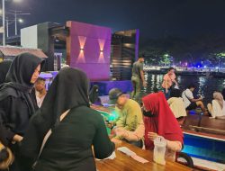 Usai Berburu Takjil, Pengunjung Pasar Wadai Manfaatkan Susur Sungai sebagai Alternatif Wisata Ramadan