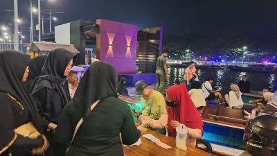 Usai Berburu Takjil, Pengunjung Pasar Wadai Manfaatkan Susur Sungai sebagai Alternatif Wisata Ramadan