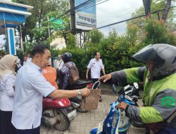 Ramadan Penuh Berkah, DPMPTSP Banjarmasin Bagikan 400 Paket Takjil ke Pengguna Jalan