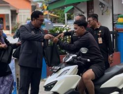 Disdik Banjarmasin Bagikan Takjil kepada Pengendara, Wujud Kepedulian Pemko di Bulan Ramadan