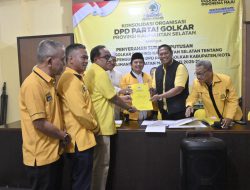 Golkar Kalsel Serahkan Surat Keputusan Pengurus 13 Kabupaten dan Kota