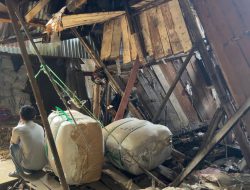 Pedagang Dilarikan ke RSUD Ulin Akibat Tertimpa Reruntuhan Toko di Pasar Ujung Murung