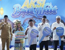Bupati Andi Rudi Latif Anugerahkan Adipura Lokal, Salurkan Gerobak UMKM dan Sembako untuk Petugas Kebersihan