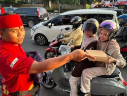 Kolaborasi dengan Kombes Pol Sabana Atmojo, Perpedayak Bagikan Nasi Kotak kepada Warga Jelang Waktu Berbuka Puasa