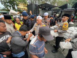 Disambut Antusias Warga, Kapolda Kalsel Bagikan 1.400 Paket Makanan dan Takjil