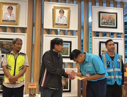 Hasnuryadi Serahkan Bantuan THR ke petugas Bandara Syamsudin Noor dari Hasnur Group