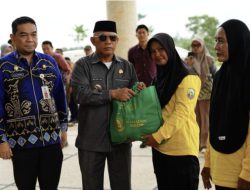 Sebagai Bentuk Apresiasi dalam menjaga kebersihan Bupati Kotabaru Serahkan 172 Paket Sembako kepada Petugas Lapangan DLH