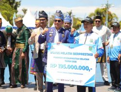 Bupati Andi Rudi Latif Serahkan Bonus Atlet Berprestasi Emas Baseball Rp 250 Juta