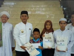 Momen Ramadan, Bank Kalsel Bagikan Sarung untuk Anak Panti Asuhan