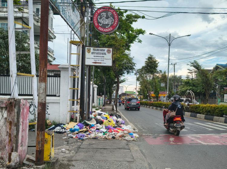Tumpukan Sampah di Jalan S Parman Menggunung, DLH Banjarmasin Seakan Abai