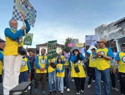 Alumni UNAIR di Banjarmasin Gelar Fun Walk Sambil Pungut Sampah, Dorong Kepedulian Lingkungan