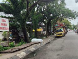 Bongkar Muat di Badan Jalan, Dishub Tak Berdaya dan Hanya Memberikan Rambu Larangan