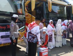 Polres Tabalong Kawal Pemberangkatan Jemaah Haji Kloter 3