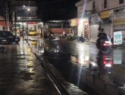 Jalan Rusak Tertutup Genangan Banyak Pengendara Terjatuh