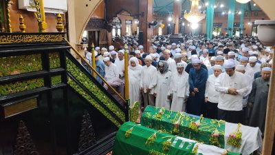 Ulama Kharismatik KH Husin Naparin Wafat, Ribuan Jemaah Iringi Pemakaman
