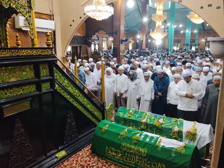 Ulama Kharismatik KH Husin Naparin Wafat, Ribuan Jemaah Iringi Pemakaman