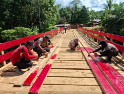 Polsek Bintang Ara Bersama Warga Rampungkan Renovasi Jembatan Merah Putih Sei Misim