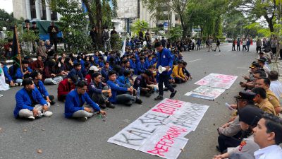 BEM Se-Kalsel Demo di DPRD, Soroti Transparansi Anggaran Pendidikan dan Nasib Guru Honorer