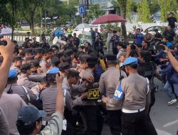 Sempat Saling Dorong, BEM Se-Kalsel Kecewa Tak Ditemui Ketua DPRD