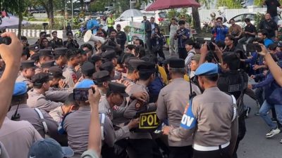 Sempat Saling Dorong, BEM Se-Kalsel Kecewa Tak Ditemui Ketua DPRD