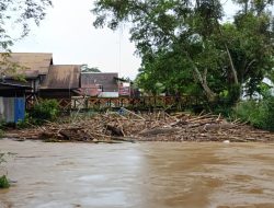 Warga Cemas, Tumpukan Raba Terancam Rusak Jembatan Dharma Barabai