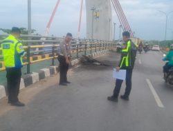 Satlantas Polresta Banjarmasin Lakukan Olah TKP Mobil dan Dua Motor Terbakar di Jembatan Alalak (Basit)