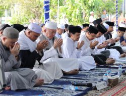 Ribuan Jemaah Padati Sabilal Muhtadin, Gubernur H. Muhidin Ajak Warga Maknai Iduladha dengan Keikhlasan