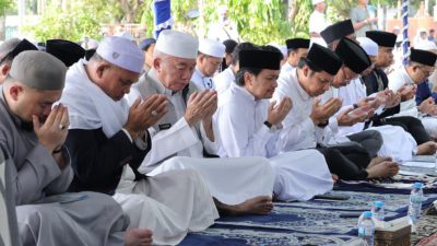 Ribuan Jemaah Padati Sabilal Muhtadin, Gubernur H. Muhidin Ajak Warga Maknai Iduladha dengan Keikhlasan