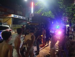 Polisi Tegur Sekelompok Pemuda Berkostum Tuyul di Jalan A Yani Banjarmasin