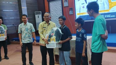 Beasiswa dan Bantuan Perlengkapan Sekolah kepada Tiga Anak Korban Kebakaran