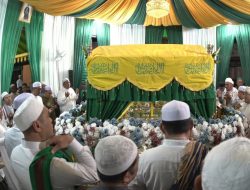 Haul ke-100 Surgi Mufti Dipadati Ribuan Jemaah