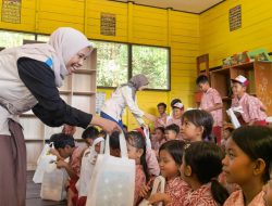 Srikandi PLN Wujudkan Semangat Kartini melalui Dukungan Sarana Pendidikan di SDN 1 Petuk Ketimpun