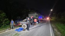 Hindari Kendaraan Rusak, Truk Trailer Bermuatan Semen Alami Kecelakaan Tunggal