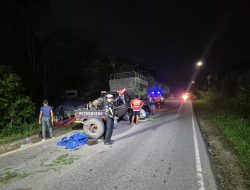 Hindari Kendaraan Rusak, Truk Trailer Bermuatan Semen Alami Kecelakaan Tunggal