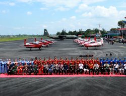 Gubernur H. Muhidin dan Ribuan Warga Terpukau Melihat Aksi Spektakuler Jupiter Aerobatic Team di Langit Syamsudin Noor