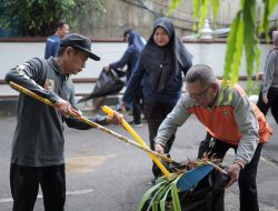 Jajaran Setwan Kalsel Gotong Royong Bersihkan Lingkungan DPRD